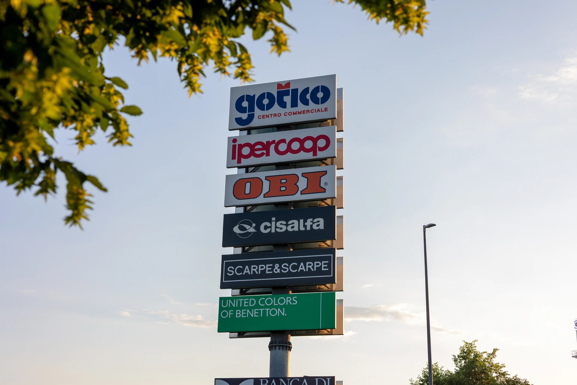 pylon tenant signs